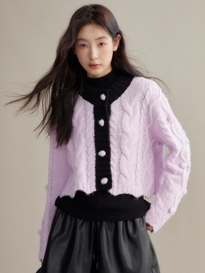 Kontrastierende Farbwende -Textur -Strickjacke gegen Farbe