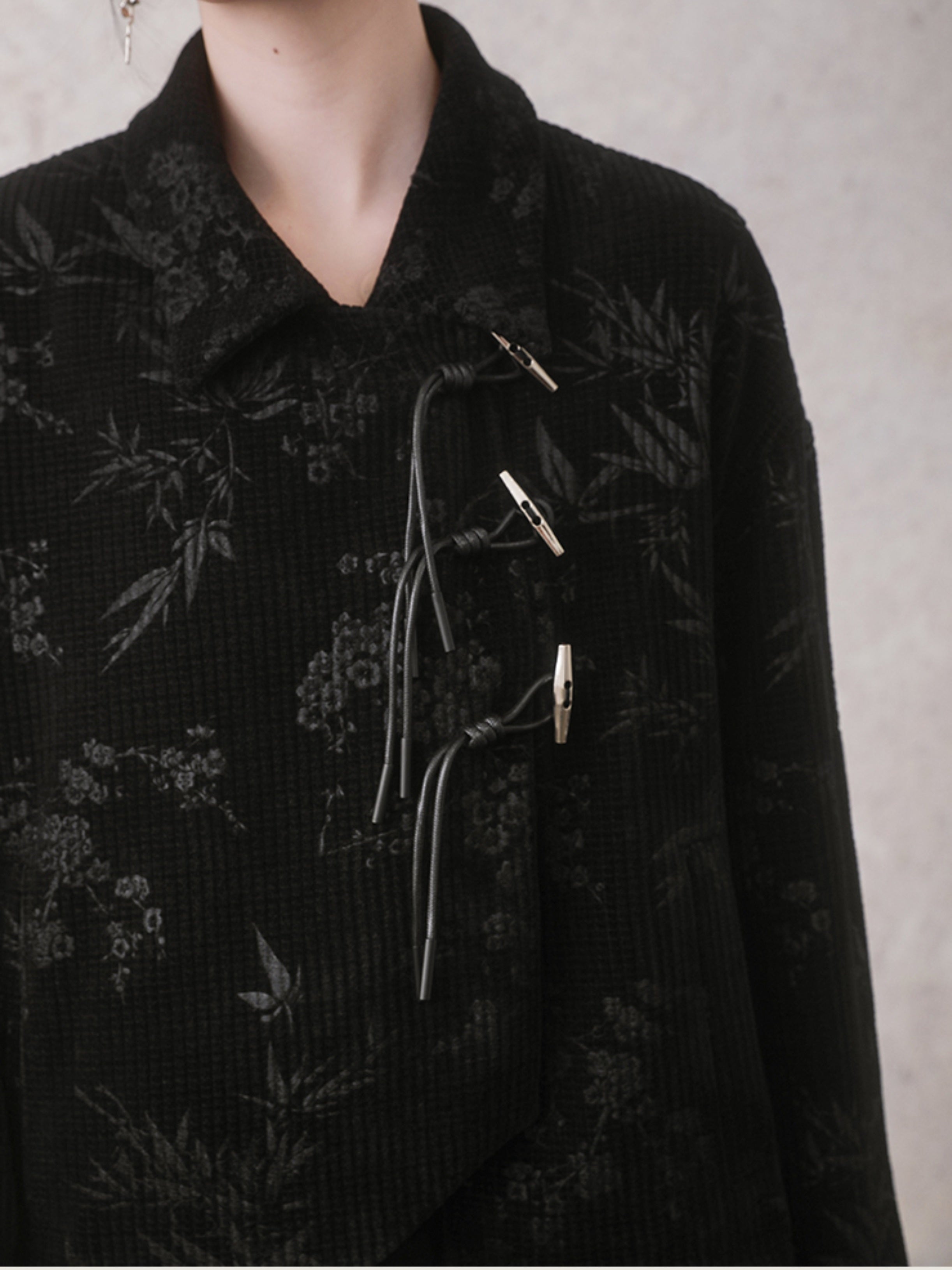 대나무 잎은 엠보싱 된 비스듬한 옷깃 짧은 재킷