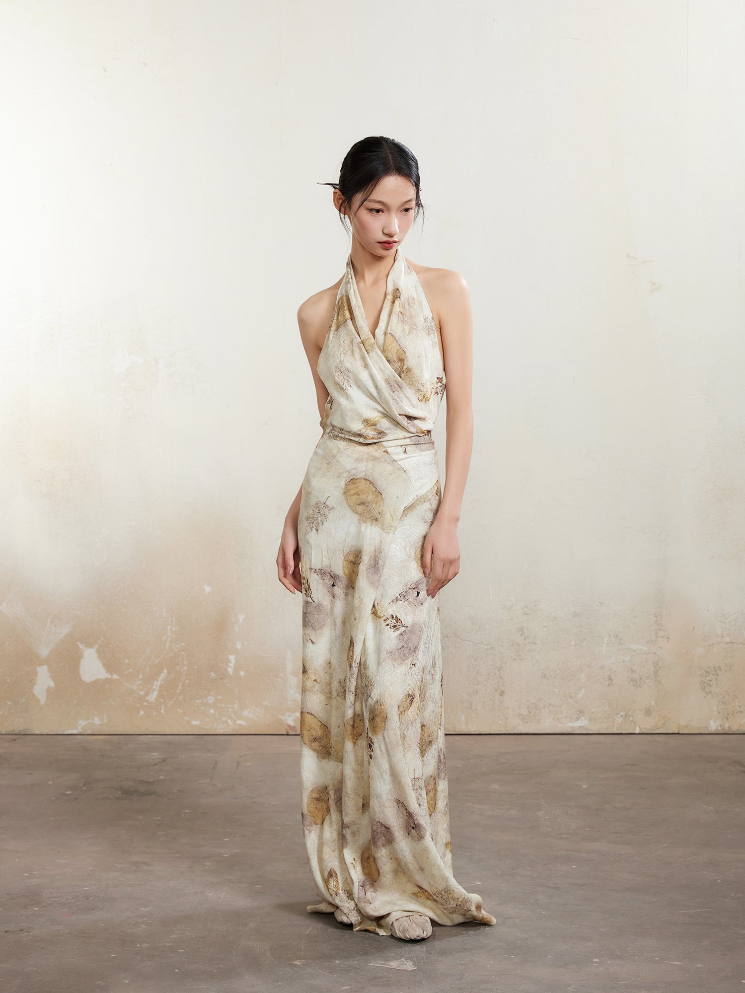 긴 홀터 넥 드레스를 인쇄하십시오