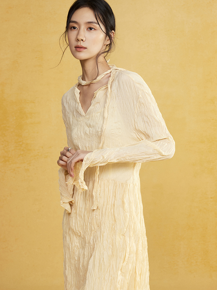 Handgepotetes Kleid mit Langschlägen mit Langschlägen