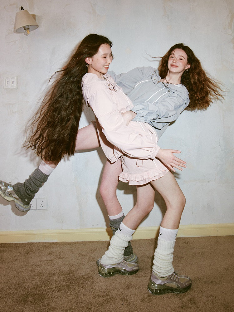 Veste à capuche de style sportif et jupe courte des fioritures