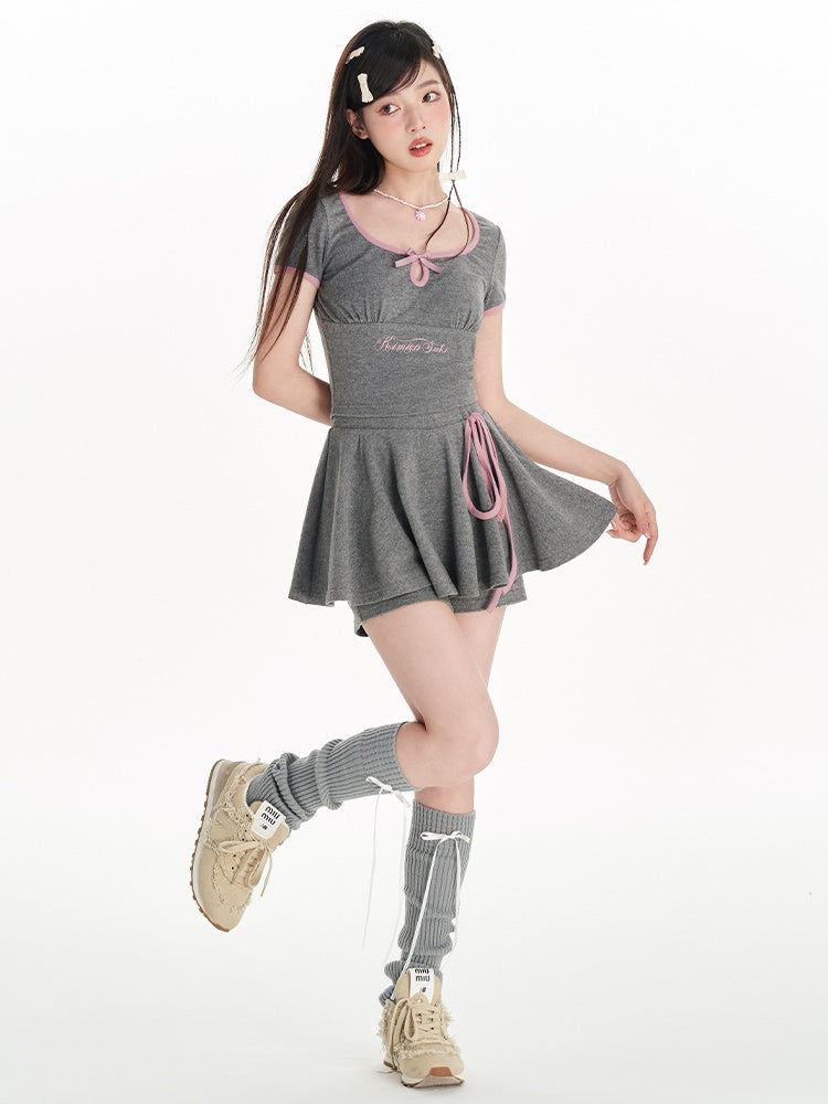 U-Neck-Druckbow-Top & Schlitzrockhose