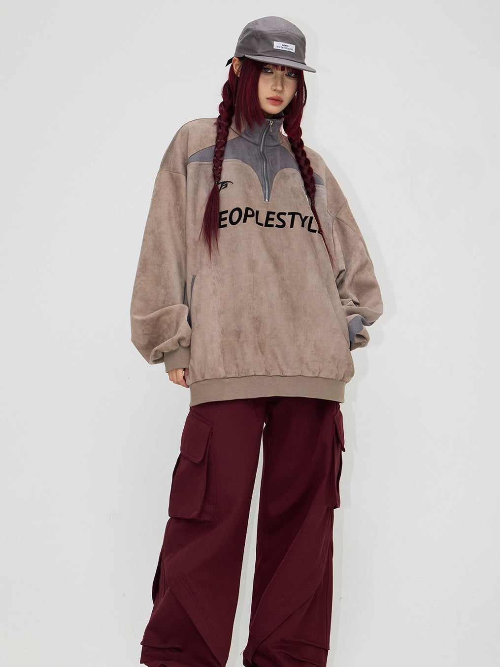 En daim touchent le pull à moitié zip