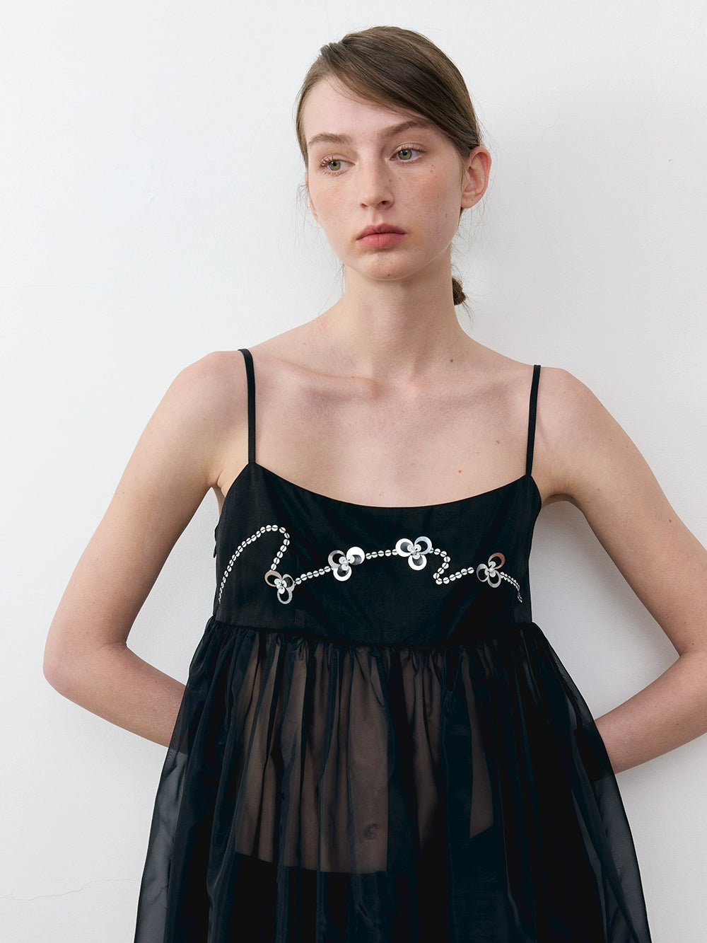 Robe à suspension en tulle de perles brodées en trois dimensions incurvées