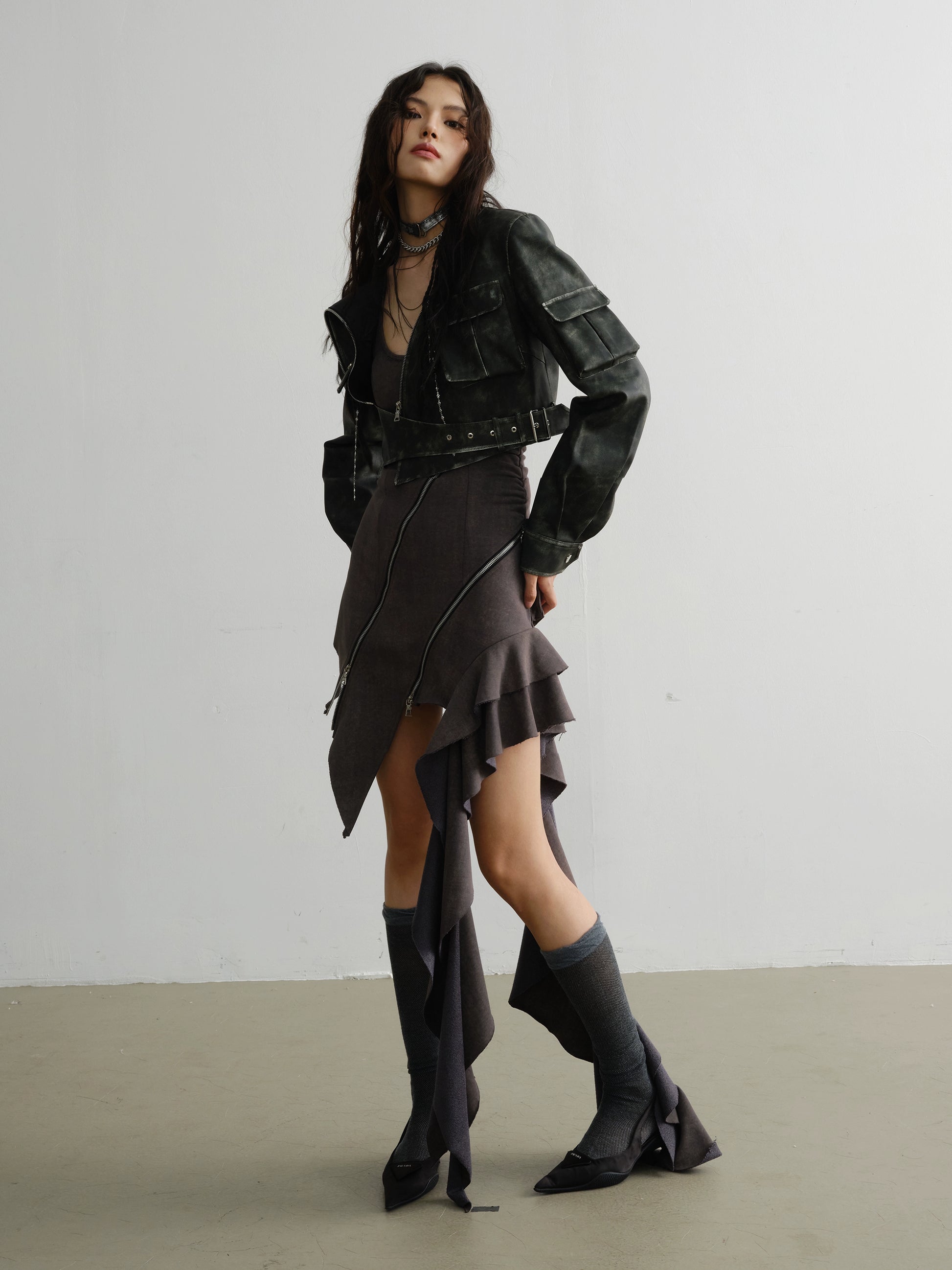 불규칙한 지퍼 장식 러플 서스펜더 드레스