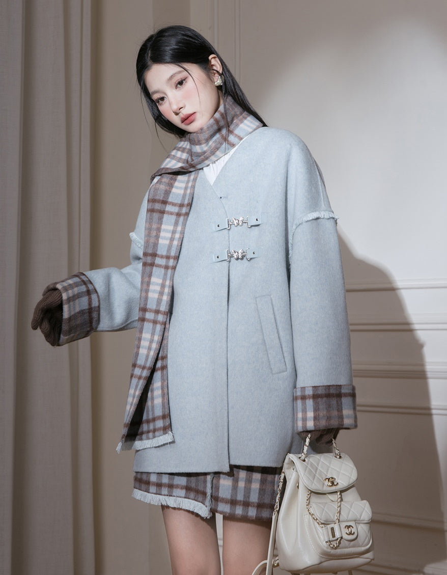 Plaid-Halbjacke und Rock mit V-Ausschnitt