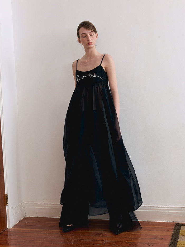 Robe à suspension en tulle de perles brodées en trois dimensions incurvées
