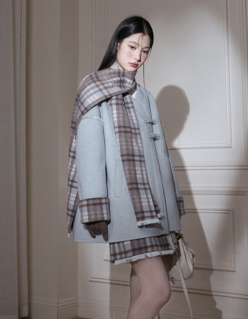 Plaid-Halbjacke und Rock mit V-Ausschnitt