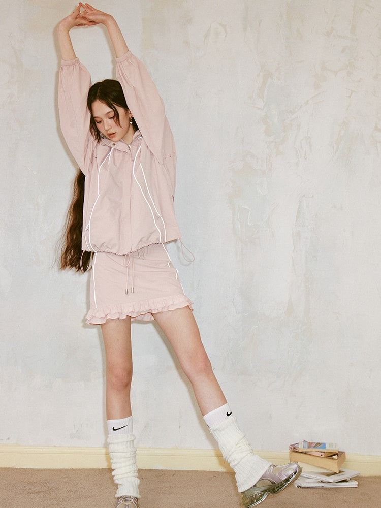 Veste à capuche de style sportif et jupe courte des fioritures