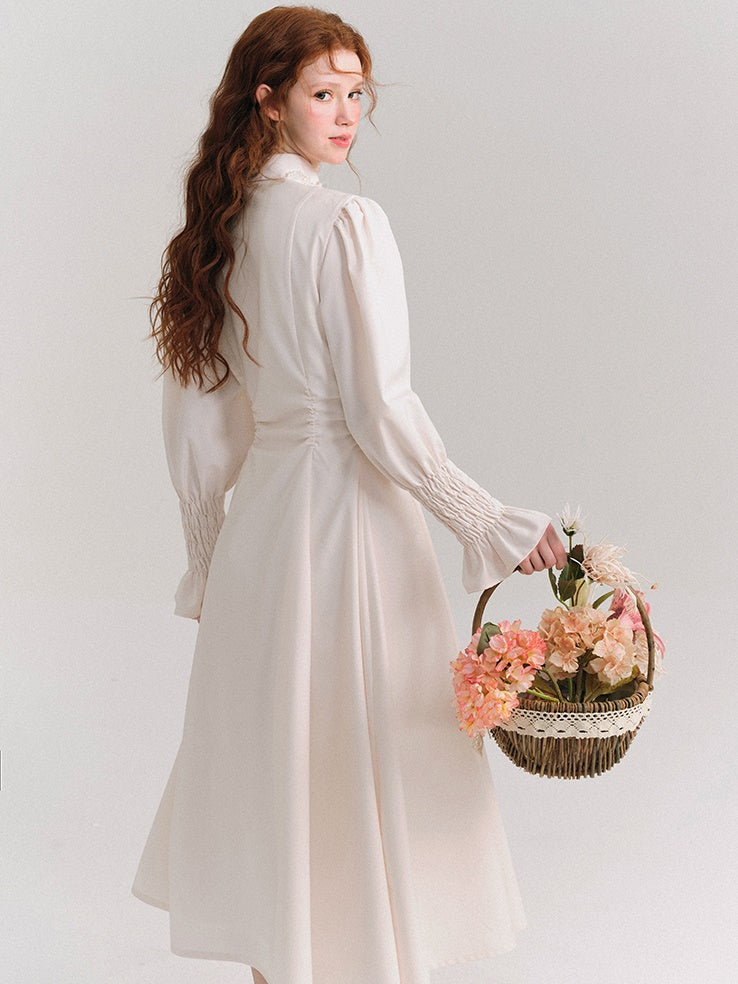 Blütenblätter Blumen und Tränen von Perlen getadertes Taille schlanker Kleid