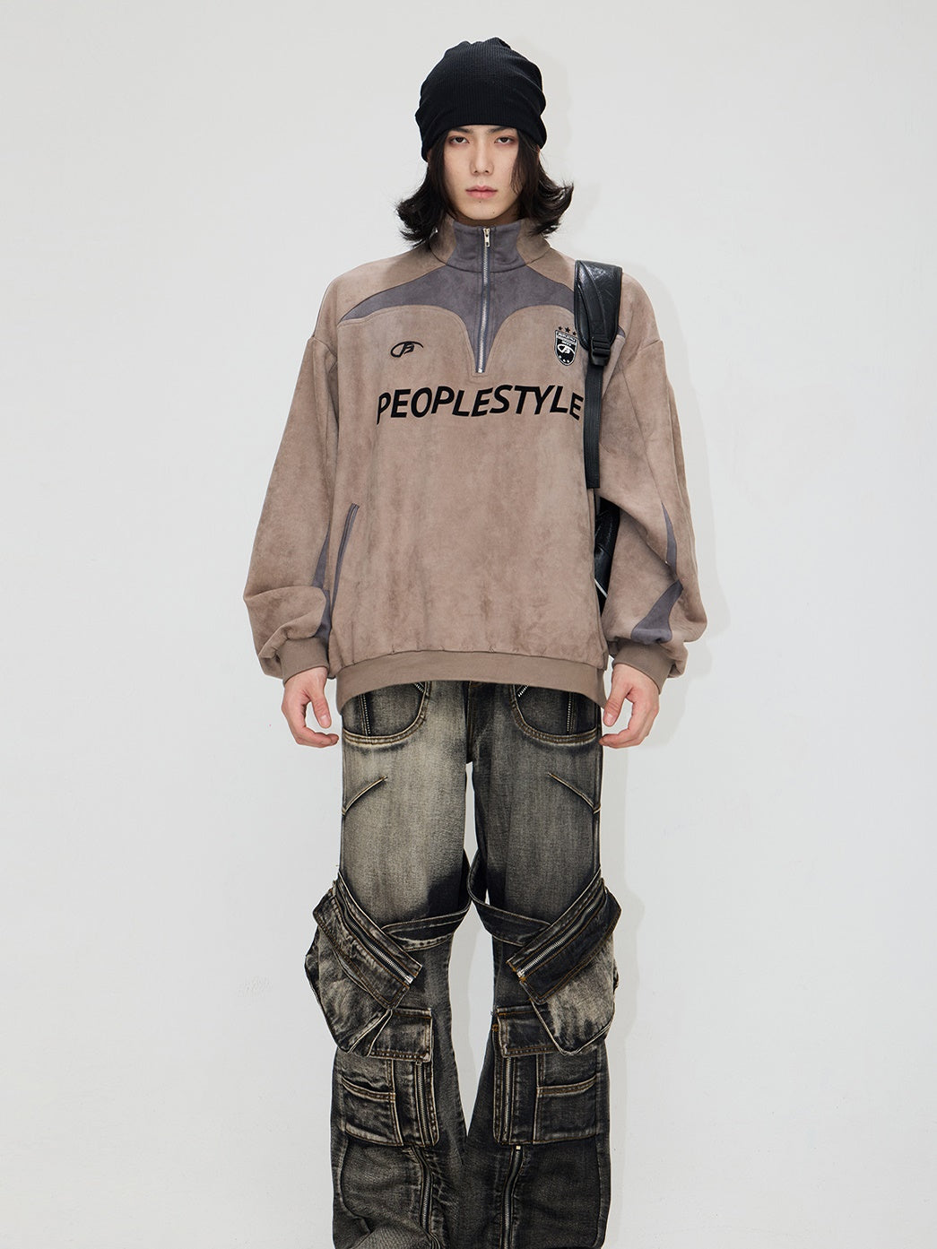 En daim touchent le pull à moitié zip