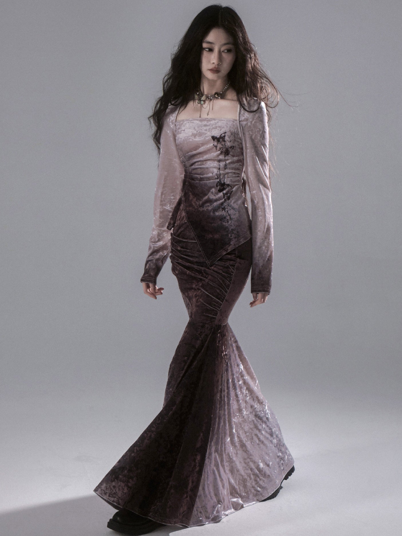 나비 그라디언트 측면 슬릿 벨벳 상단 및 긴 인어 치마