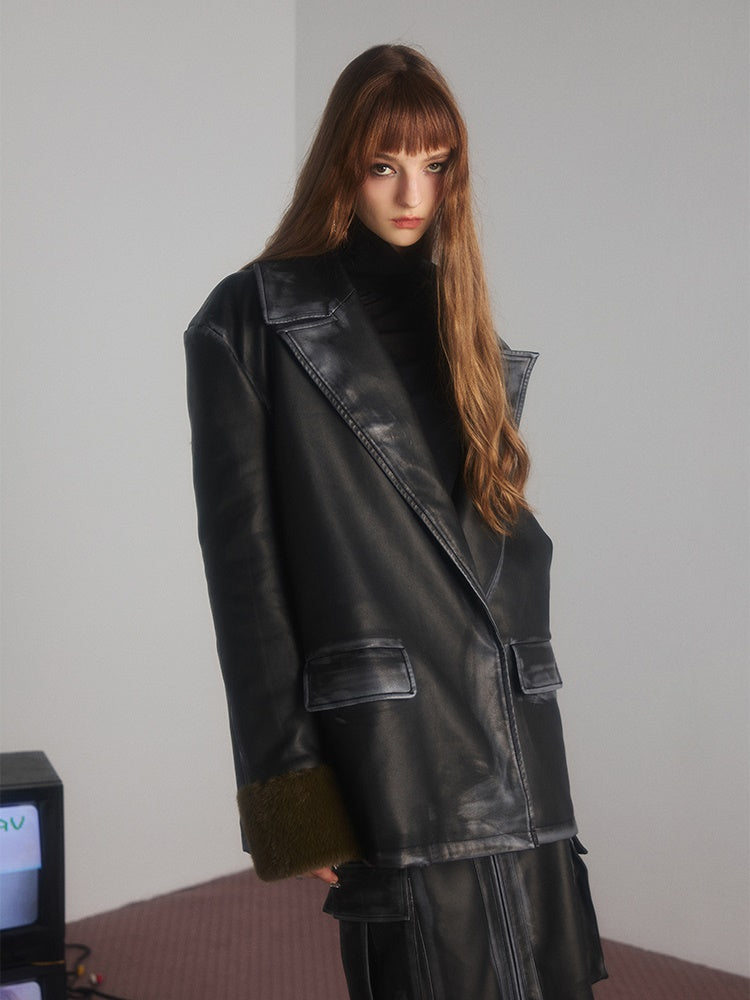 Große Lederjacke mit V-Ausschnitt-Pelzkante