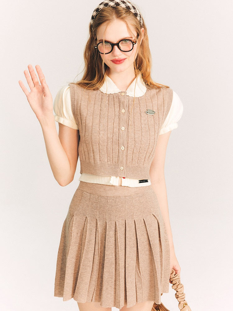 Gilet rond en tricot et jupe plissée