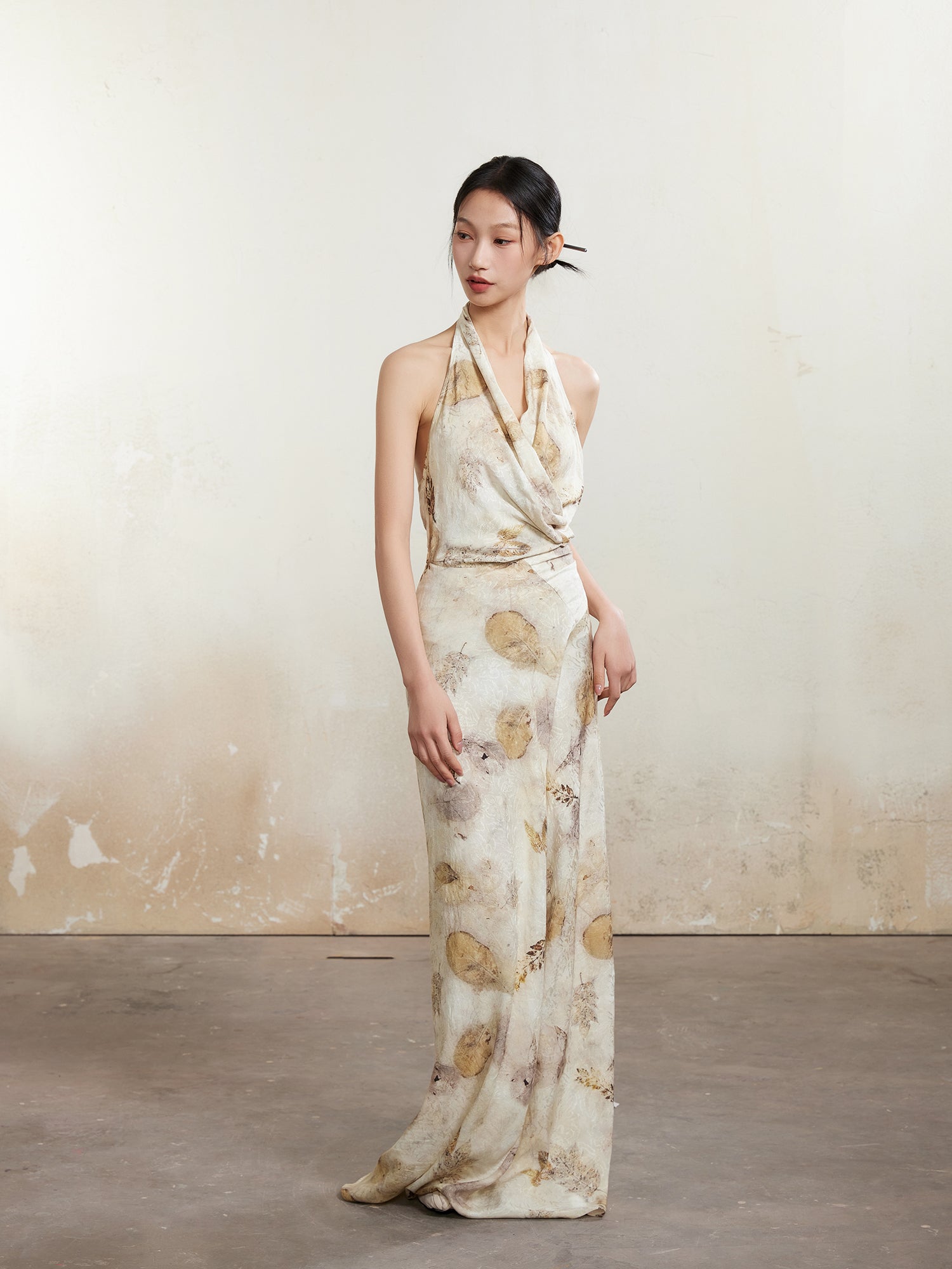 긴 홀터 넥 드레스를 인쇄하십시오