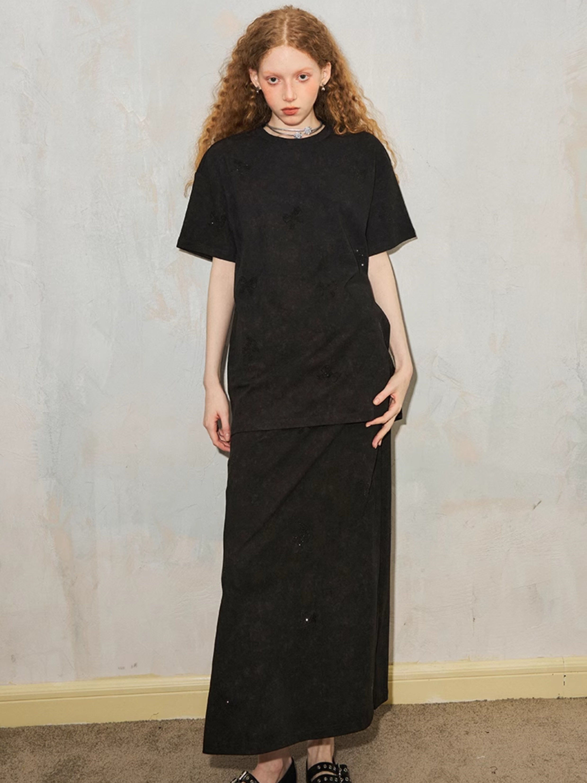 Ribbon Print Round Neck T-Shirt & Fit Slit Long Skirt