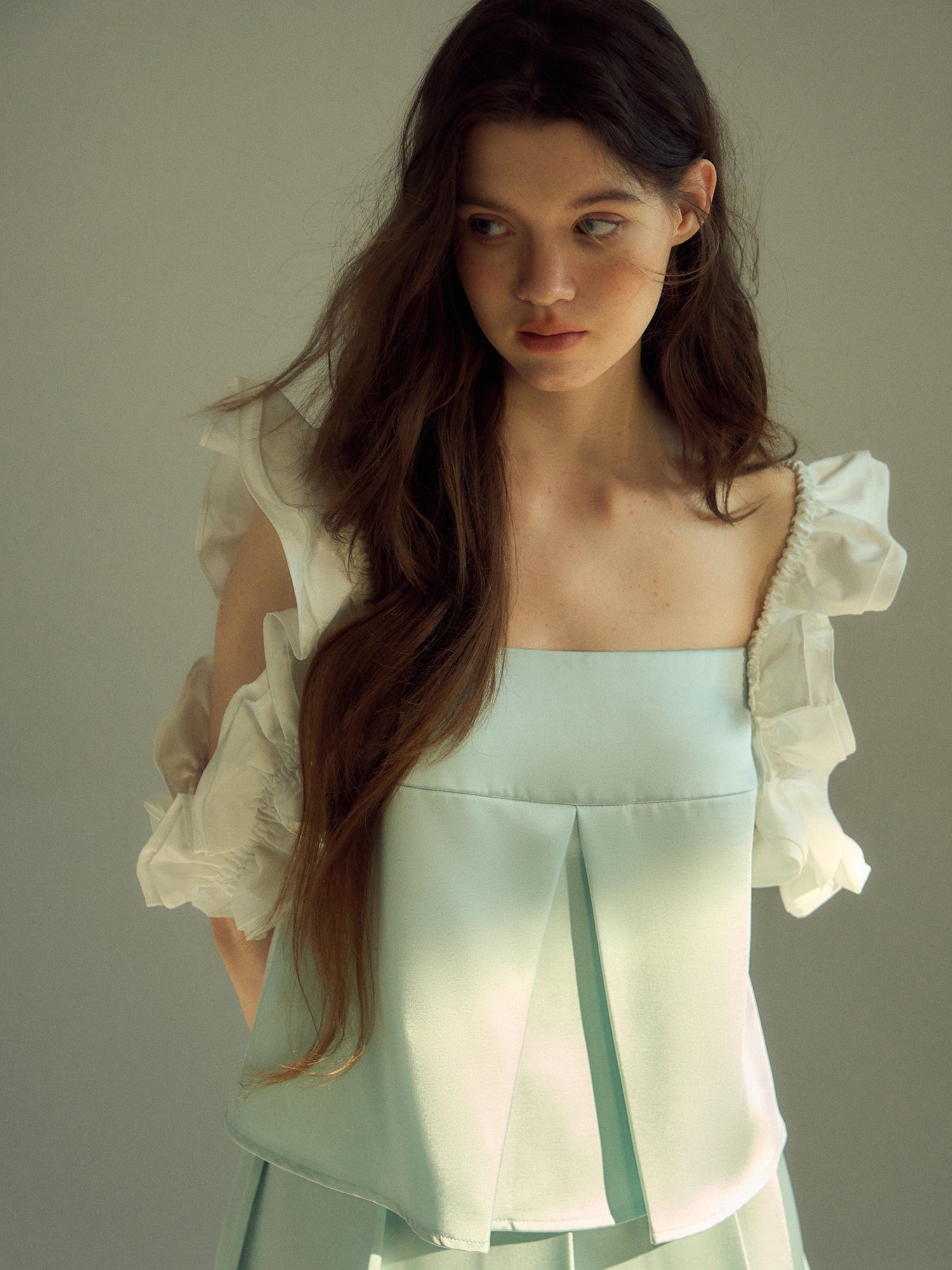 Dreidimensionale Spitzenhülsenweste & Faltenrock