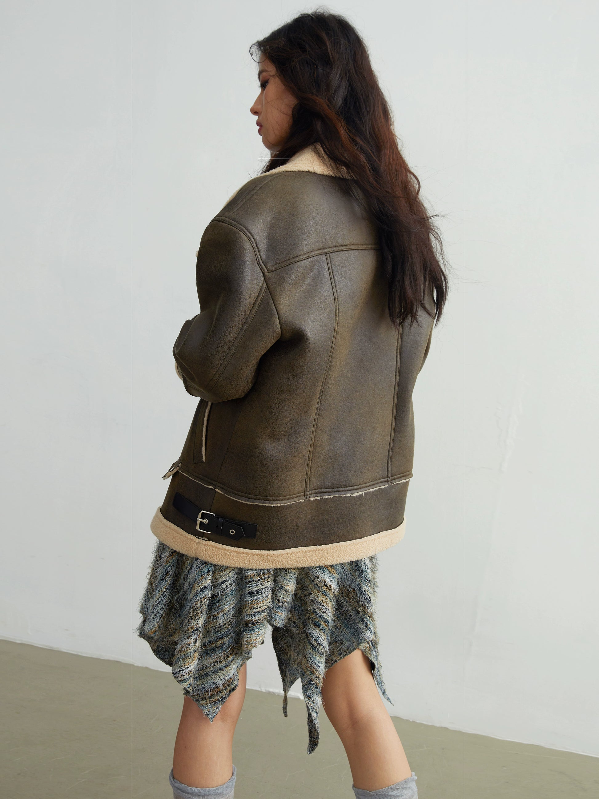 Weitschulter-Nachahmung Lammfellmantel