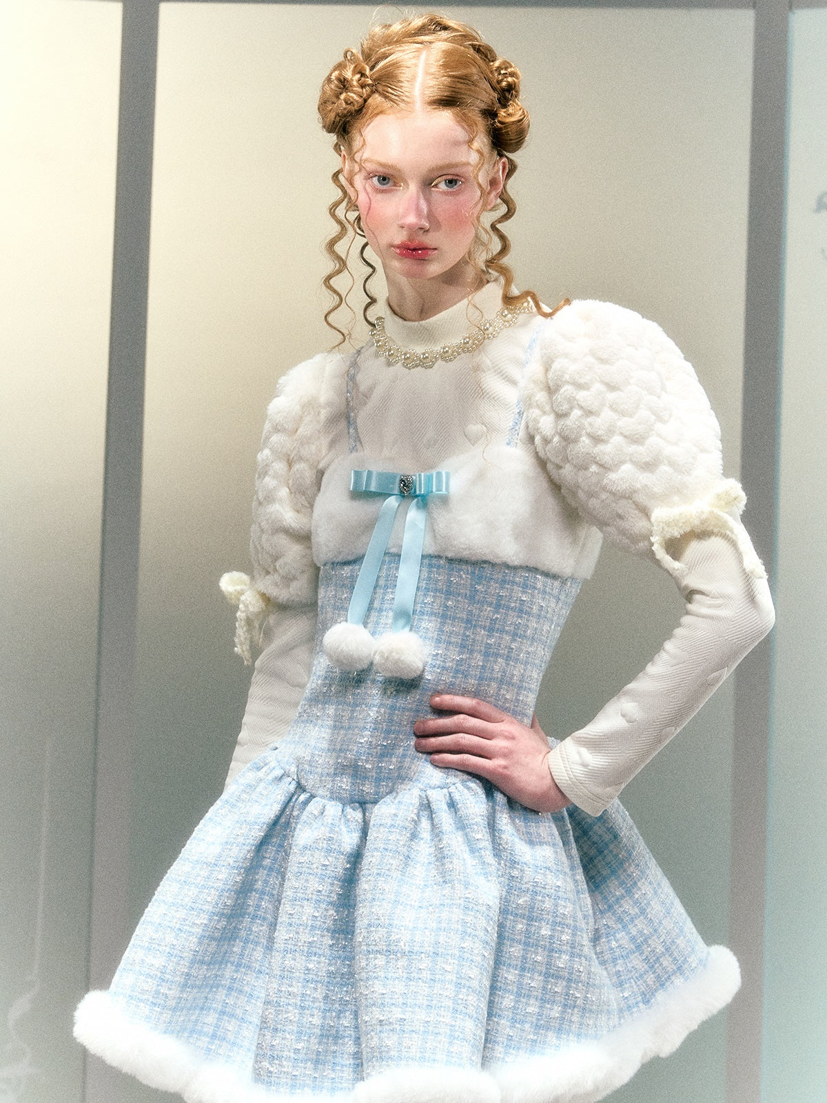 모피 소매를 좋아합니다. 보우 진주 장식 짧은 상단