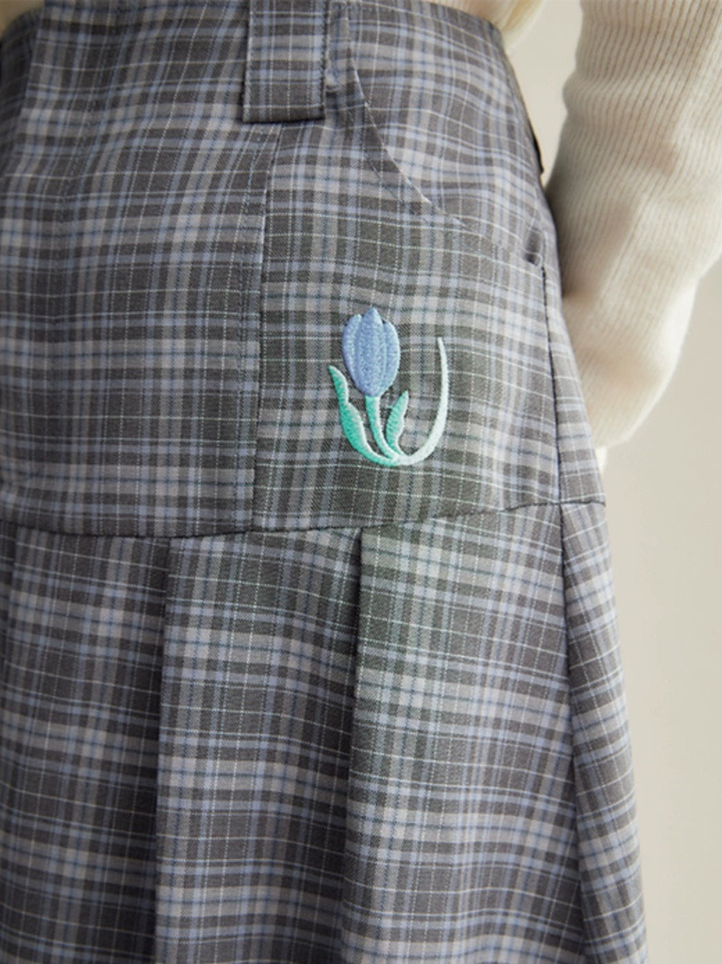 체크 무늬 튤립 자수 주름 치마