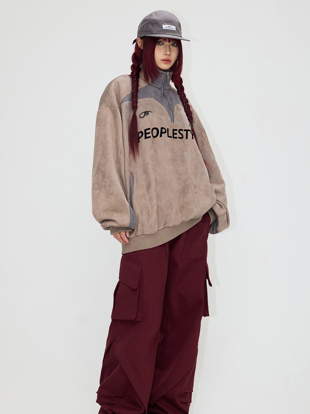 En daim touchent le pull à moitié zip