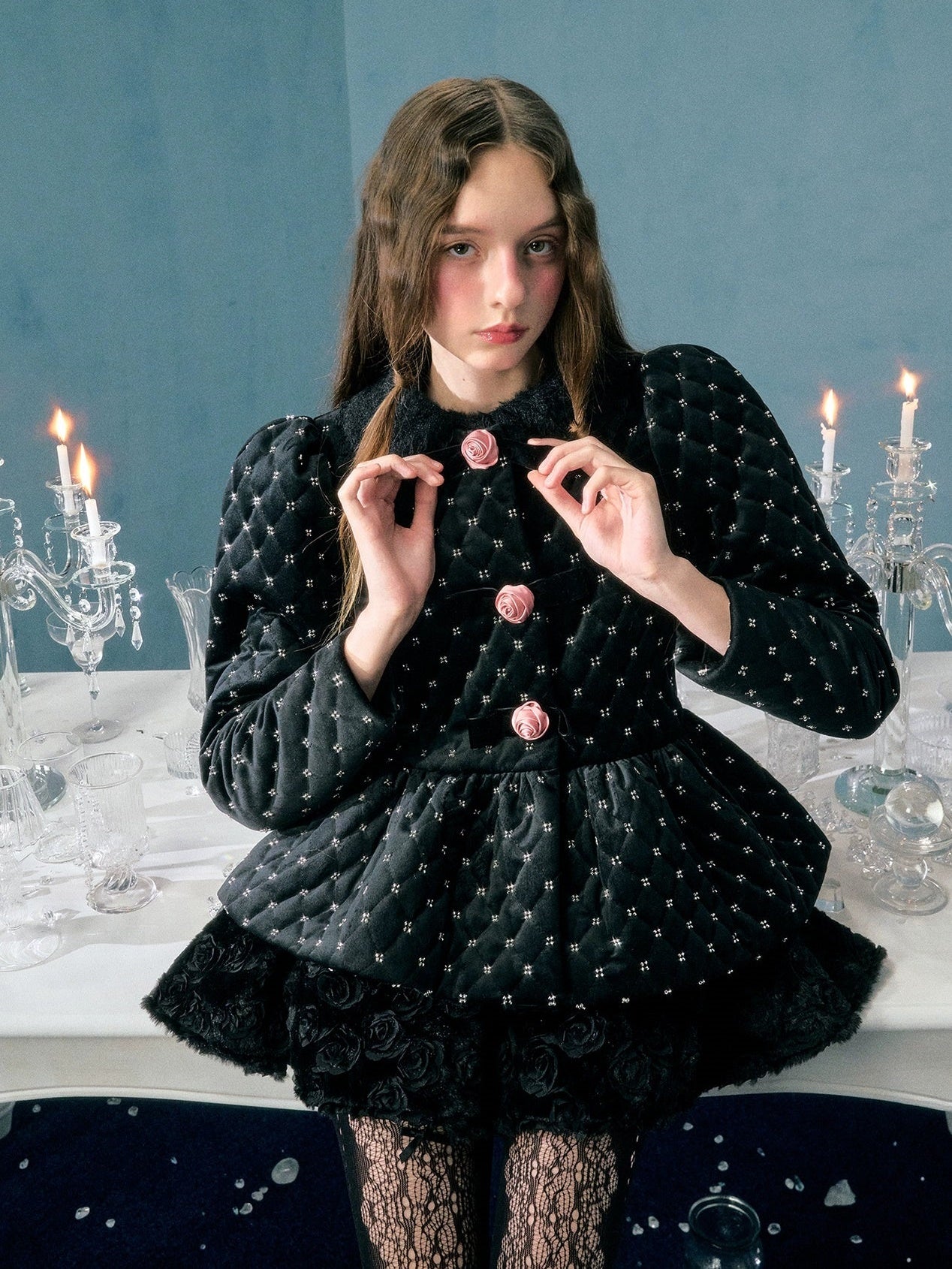 Samtig gestickte Blumenkragen ohne Hals