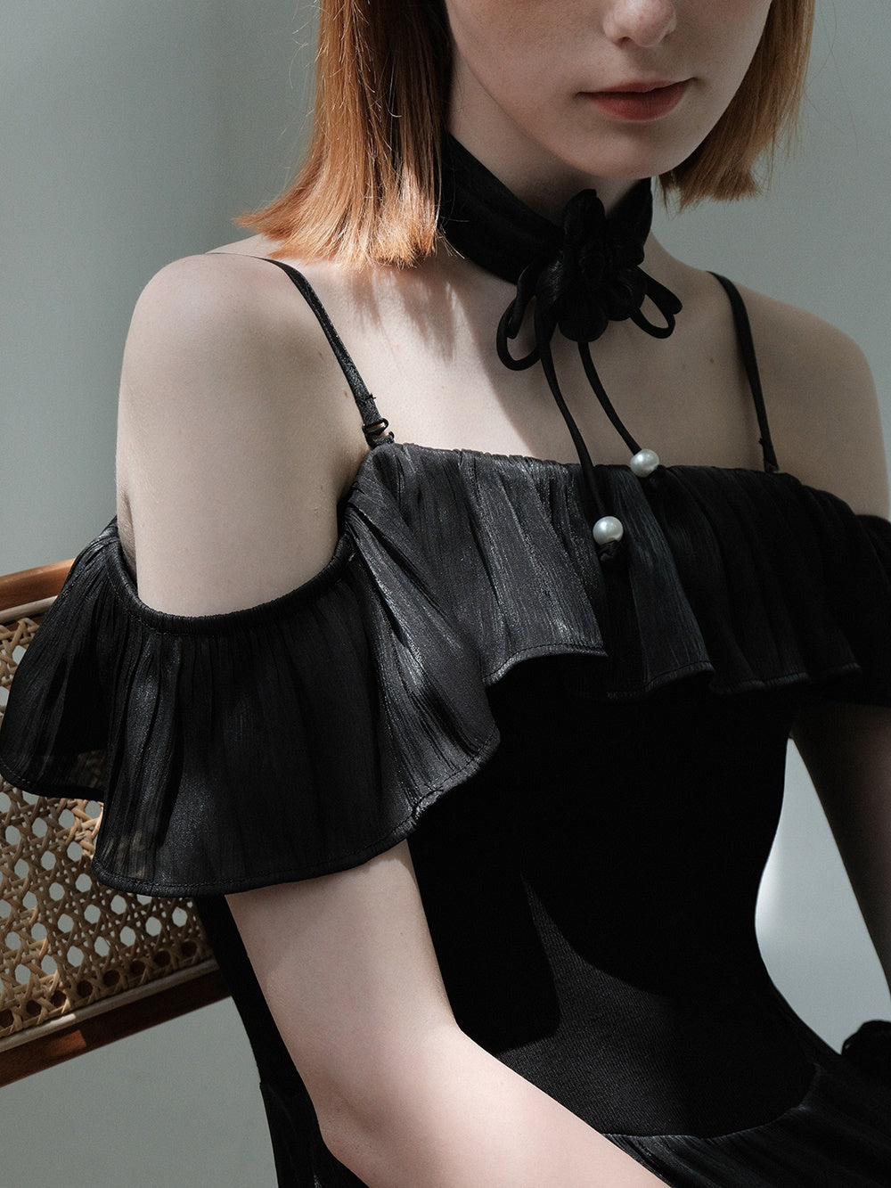 Schimmerndes One-Shoulder-Kleid von Off-Shoulder-Kleid