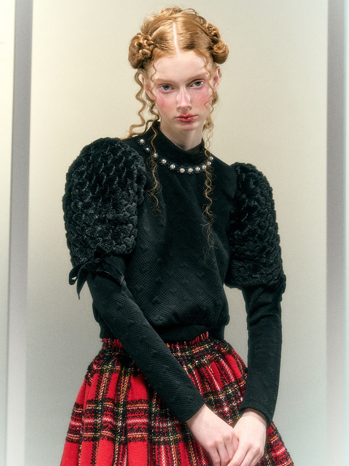 모피 소매를 좋아합니다. 보우 진주 장식 짧은 상단