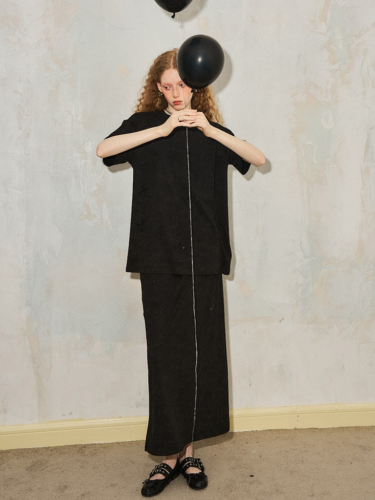 Ribbon Print Round Neck T-Shirt & Fit Slit Long Skirt