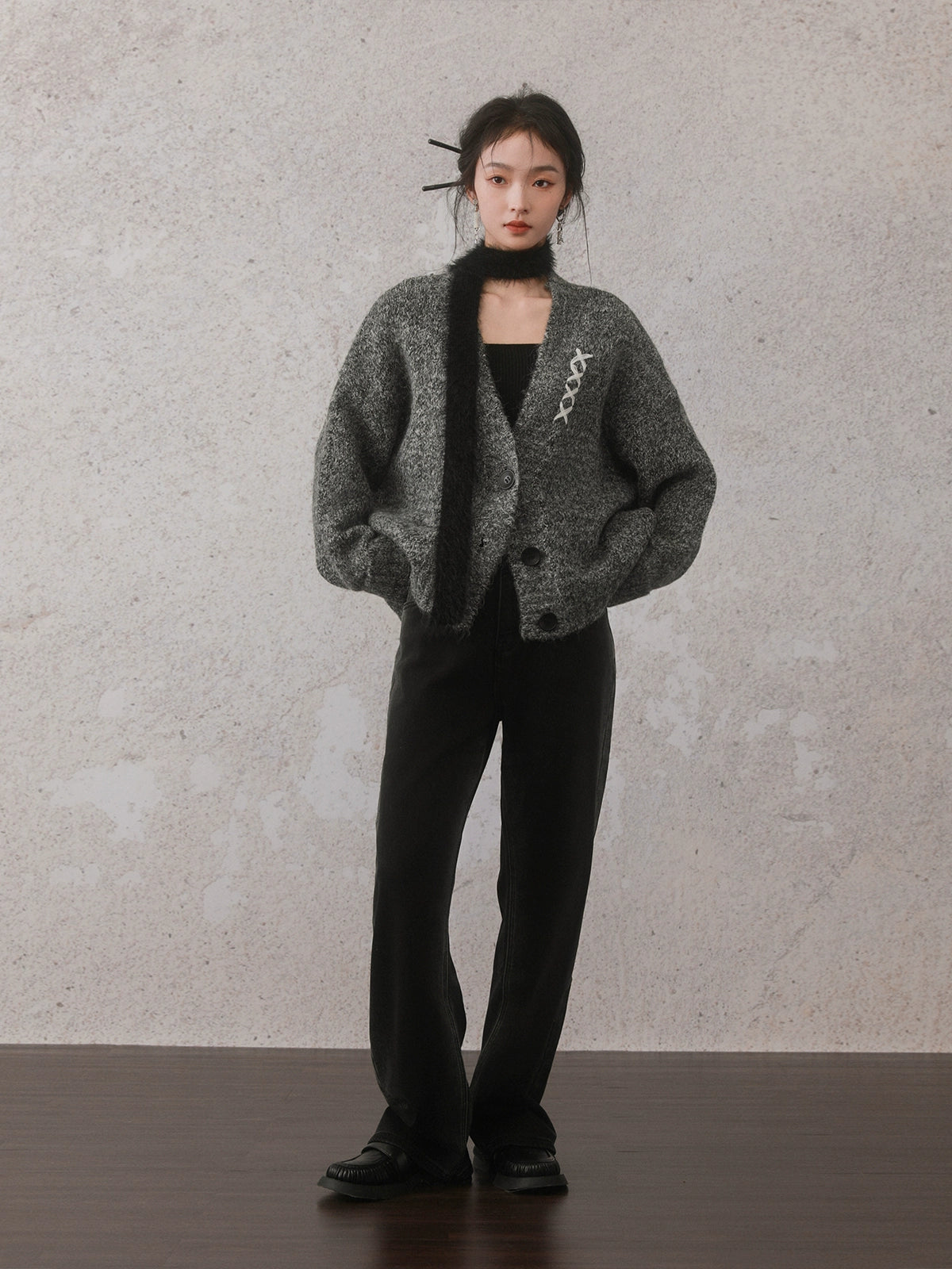 Gewaschene verzweifelte lose Jeans