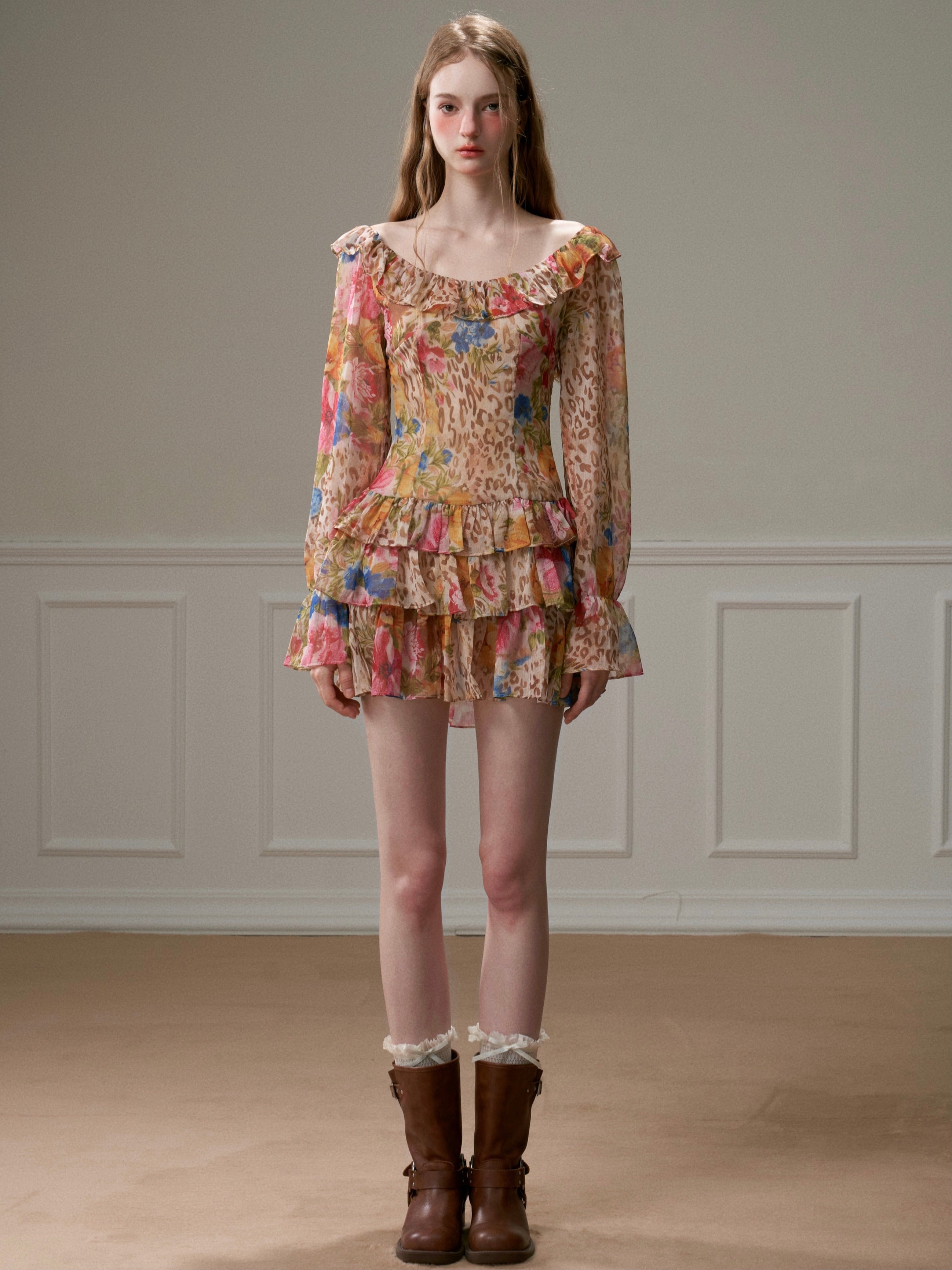 Blumenleopardendruck unregelmäßiger Schlitzkleid