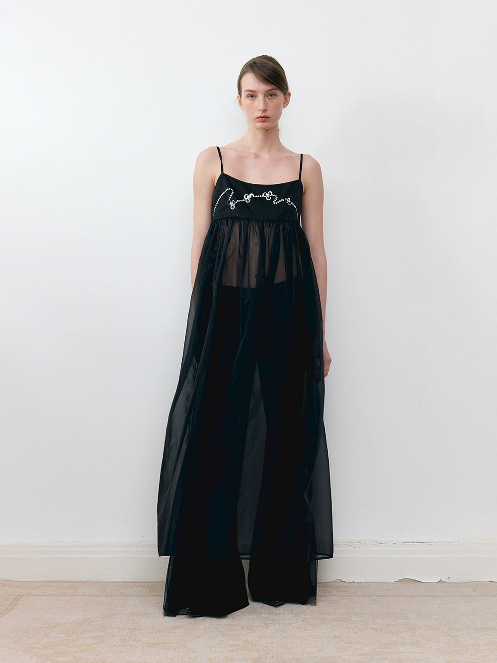 Robe à suspension en tulle de perles brodées en trois dimensions incurvées
