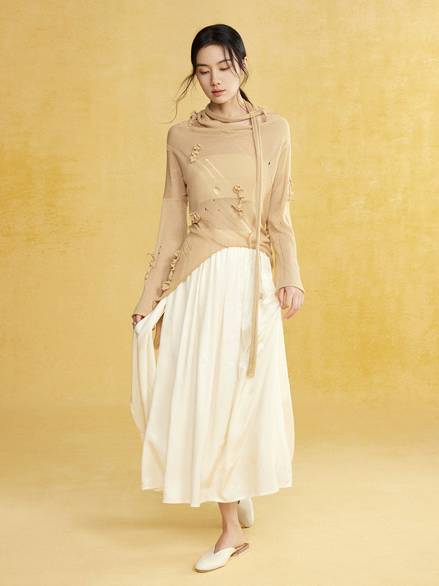 Slant-Hals unregelmäßiger Saumlochpullover