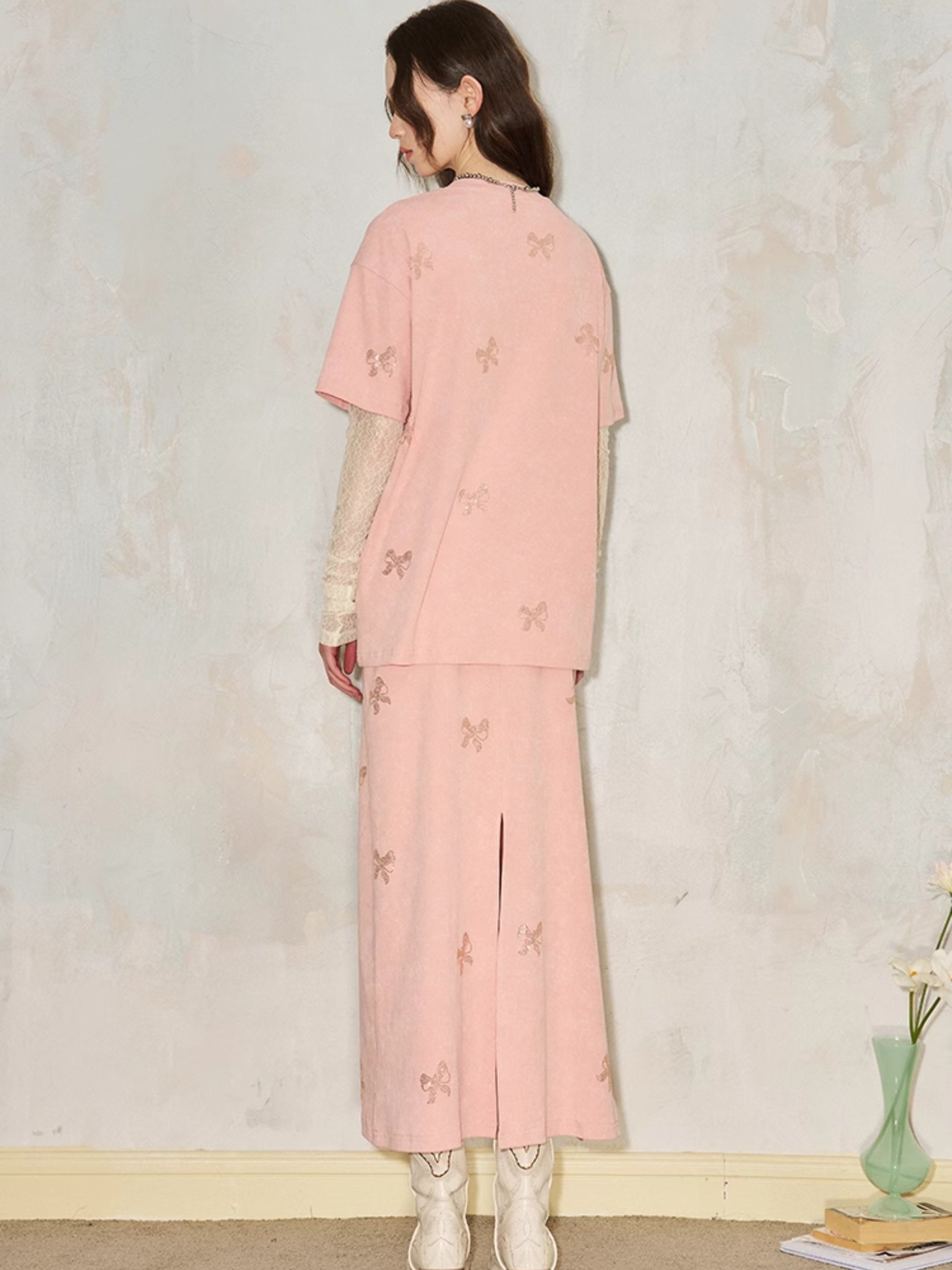 Ribbon Print Round Neck T-Shirt & Fit Slit Long Skirt