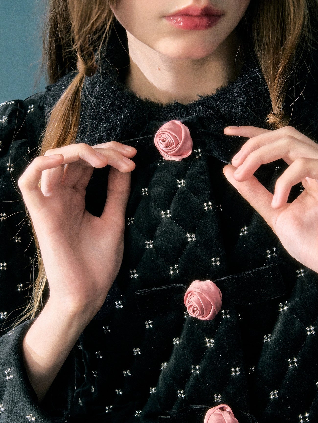 Samtig gestickte Blumenkragen ohne Hals