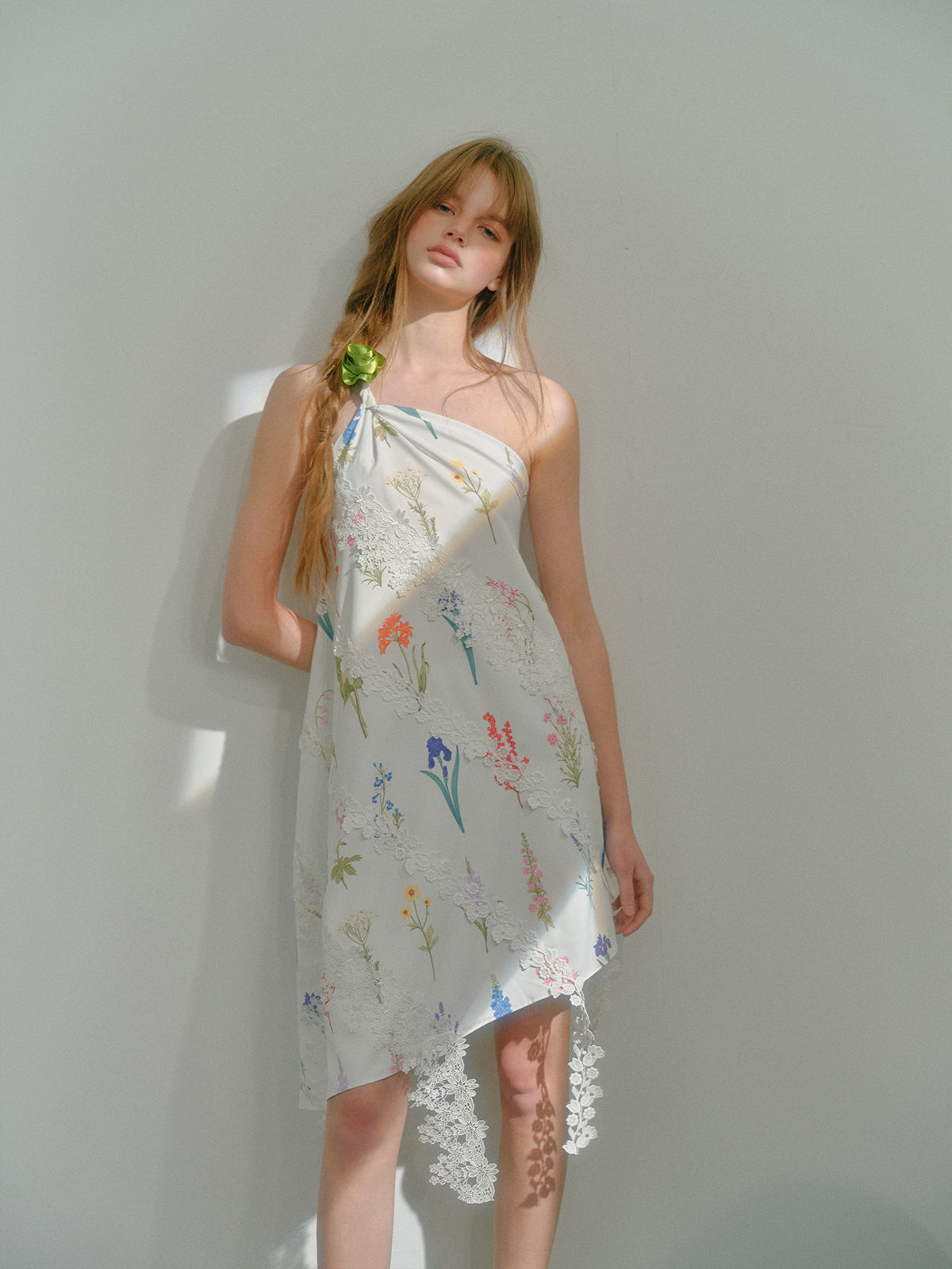 낭만적 인 숲은 원 숄더 레이스 비대칭 드레스를 인쇄했습니다