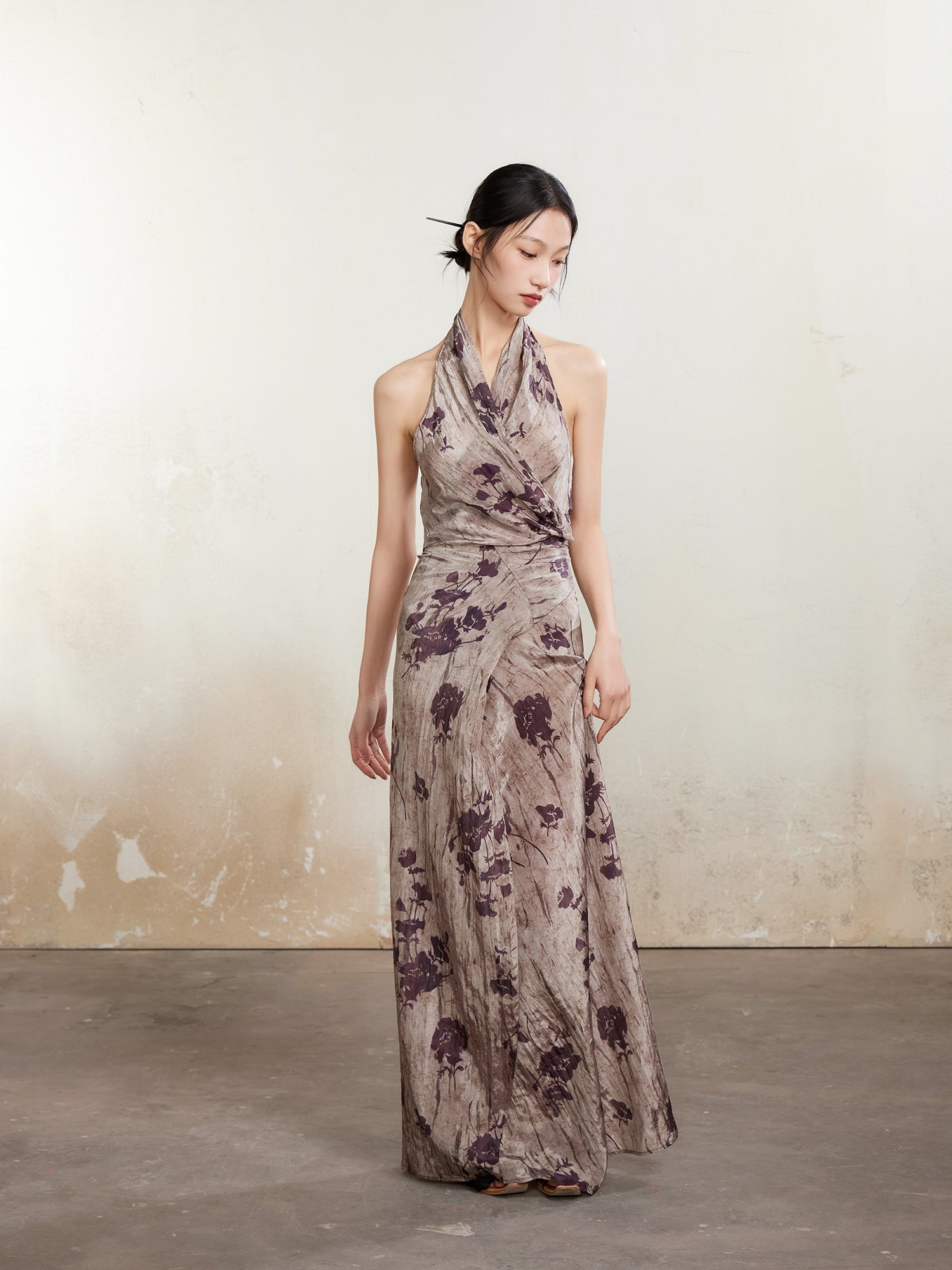 긴 홀터 넥 드레스를 인쇄하십시오