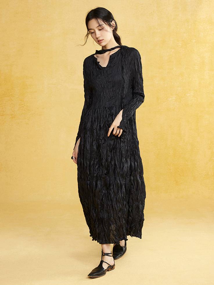 Handgepotetes Kleid mit Langschlägen mit Langschlägen