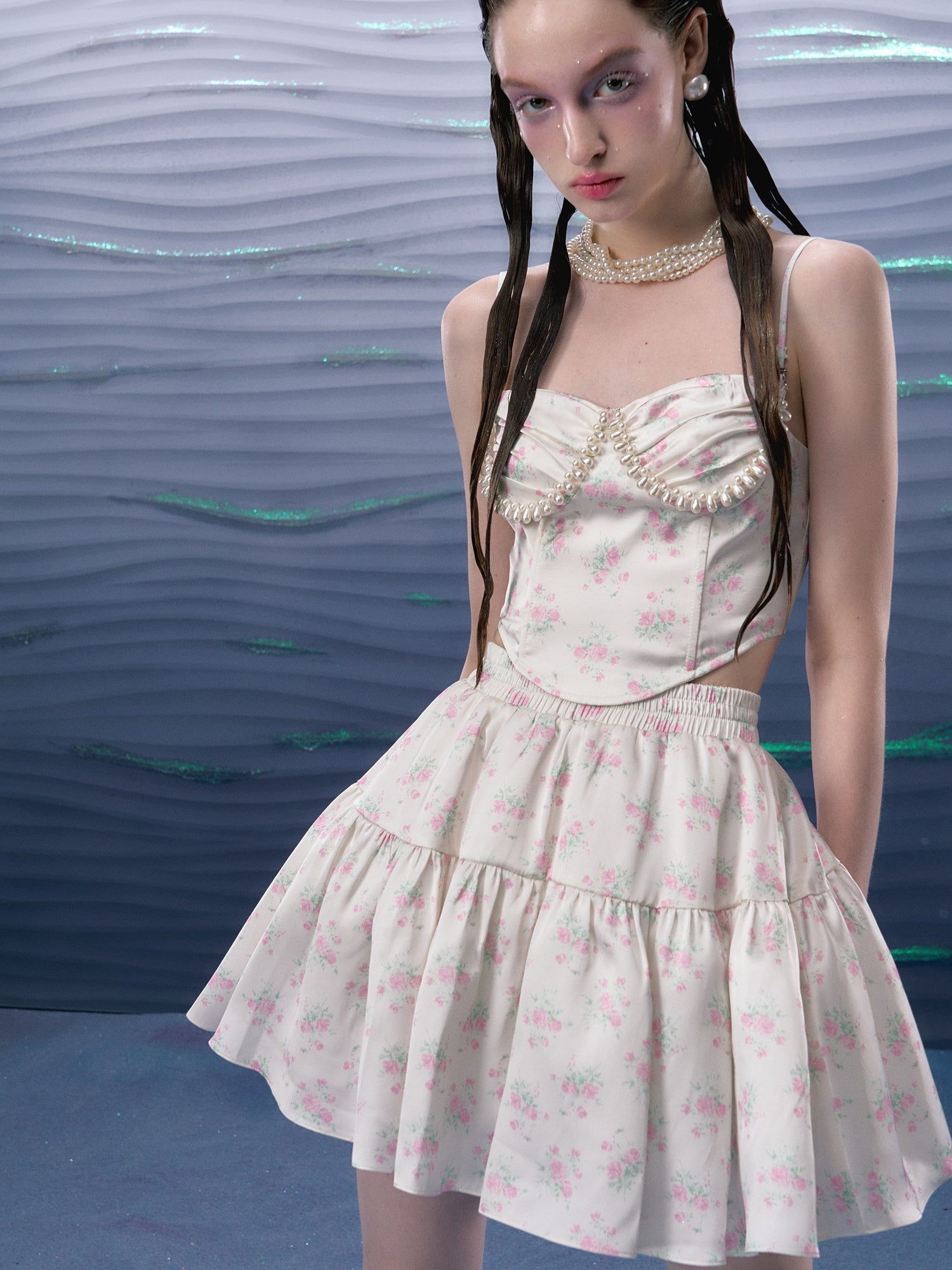 꽃 진주 장식 코르셋 카미솔 및 퍼프 스커트