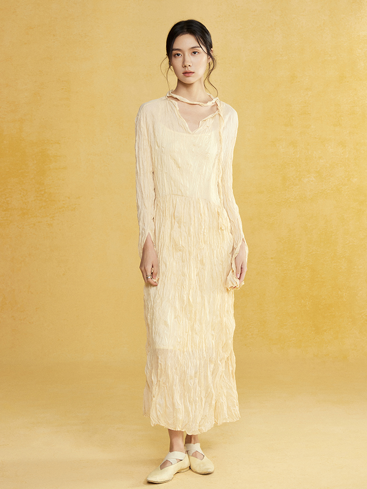 Handgepotetes Kleid mit Langschlägen mit Langschlägen