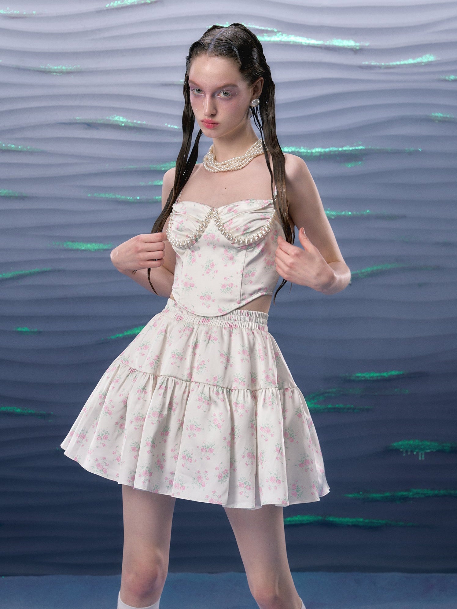 꽃 진주 장식 코르셋 카미솔 및 퍼프 스커트