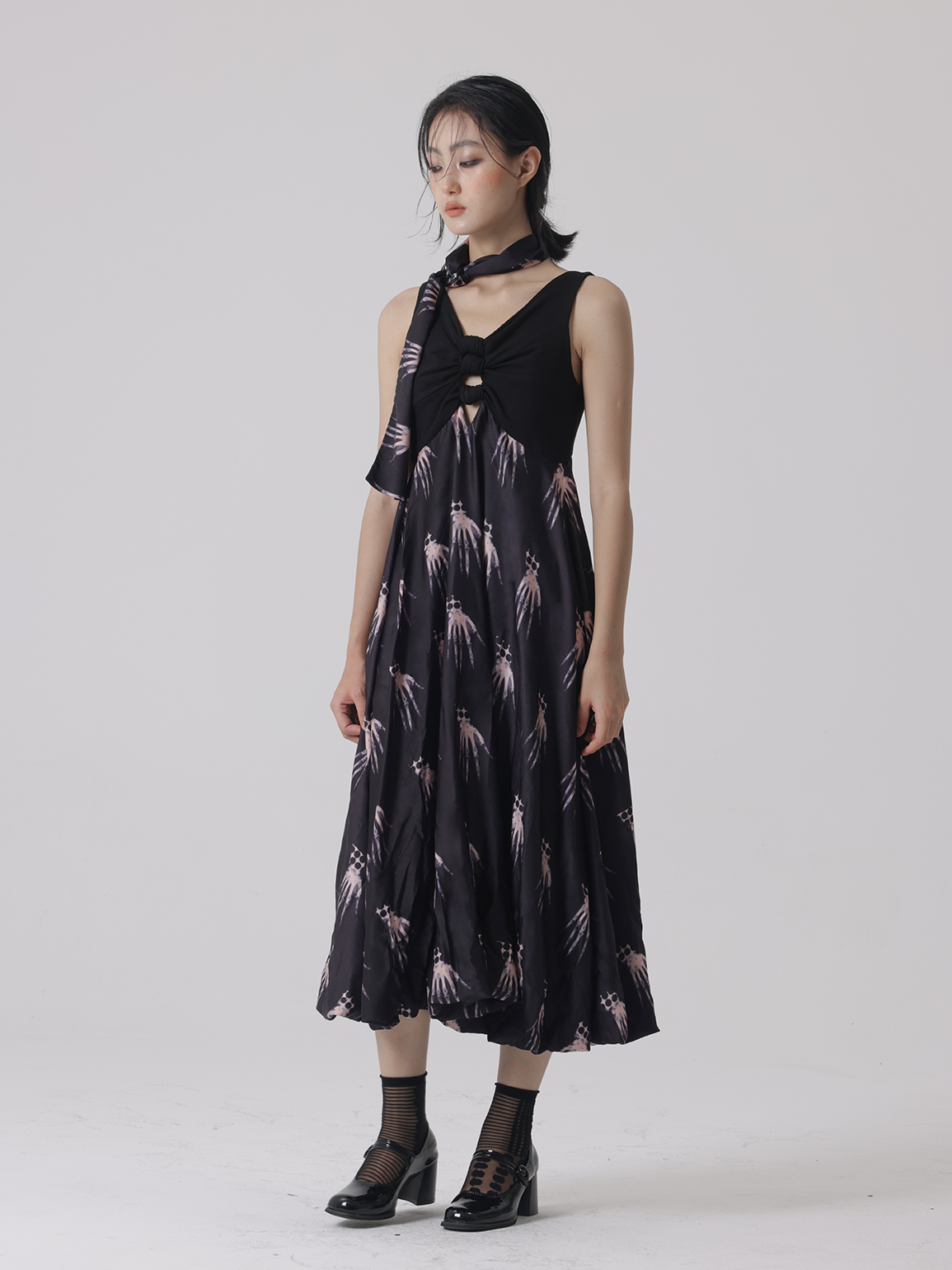 Handschatten -Draping -Design -Ärmelkleid