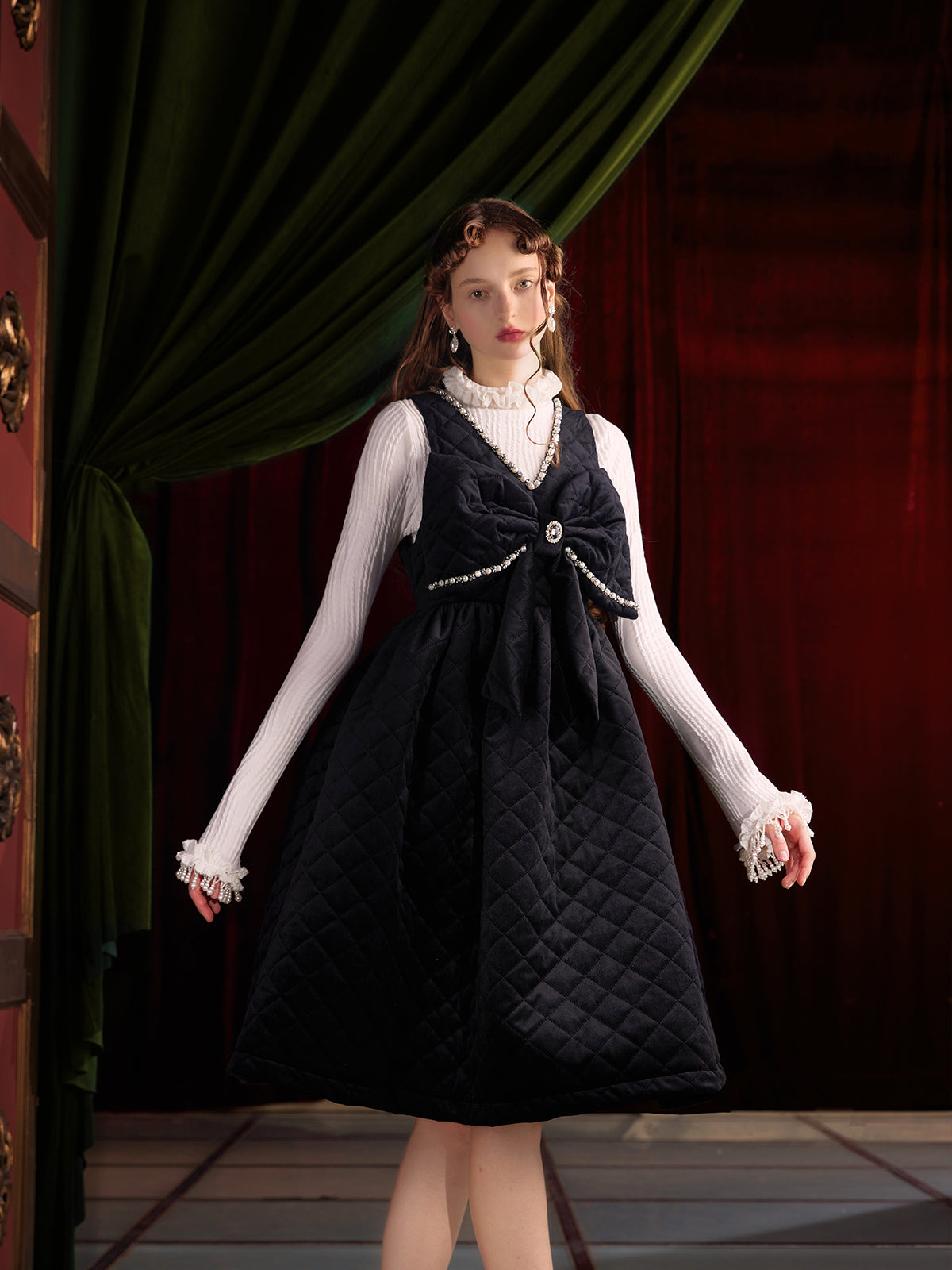 Velvet Bogen Edelstein -Perlenhülsenkleid