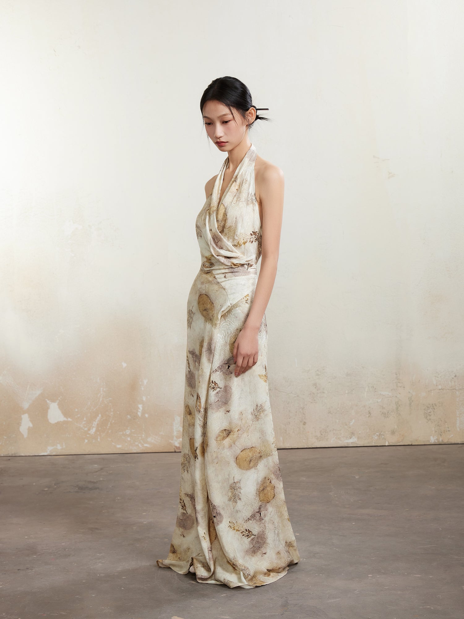 긴 홀터 넥 드레스를 인쇄하십시오