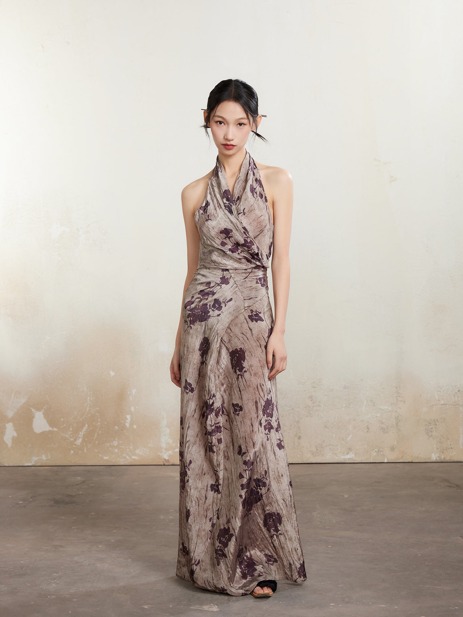 긴 홀터 넥 드레스를 인쇄하십시오