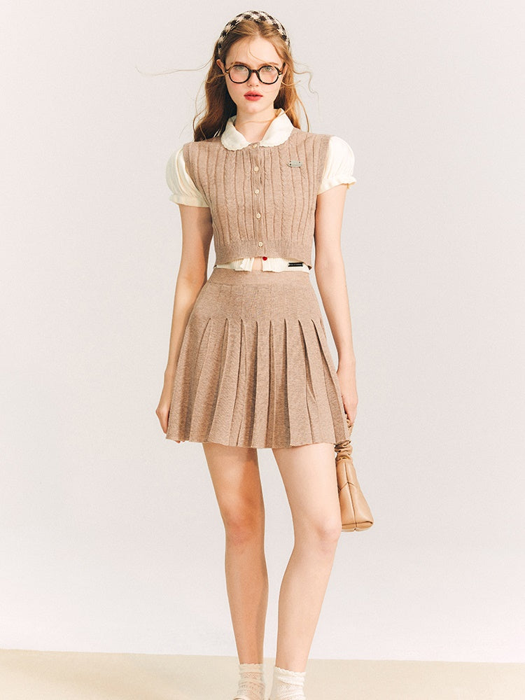 Gilet rond en tricot et jupe plissée