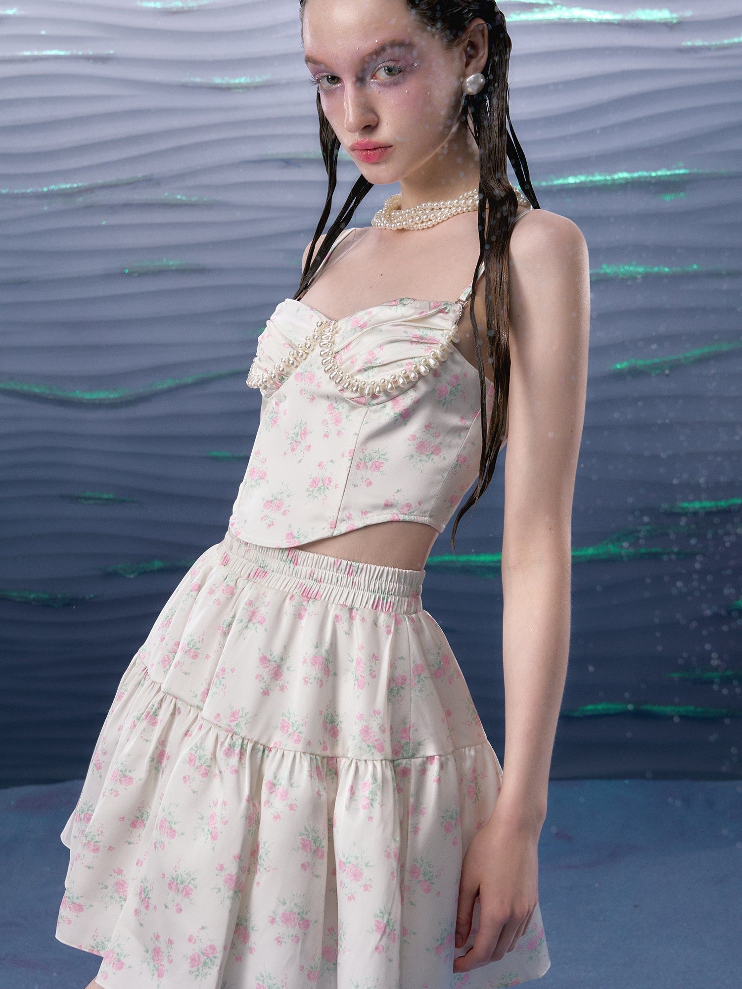 꽃 진주 장식 코르셋 카미솔 및 퍼프 스커트