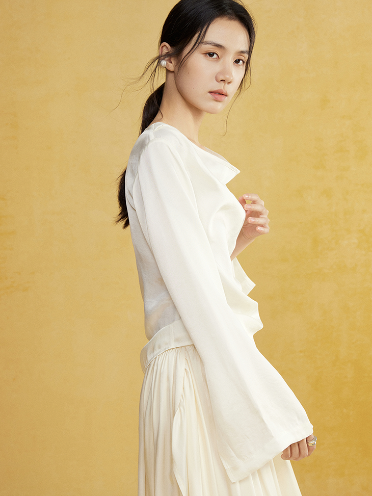 Swing Collar Wide Sleeve Drape Top