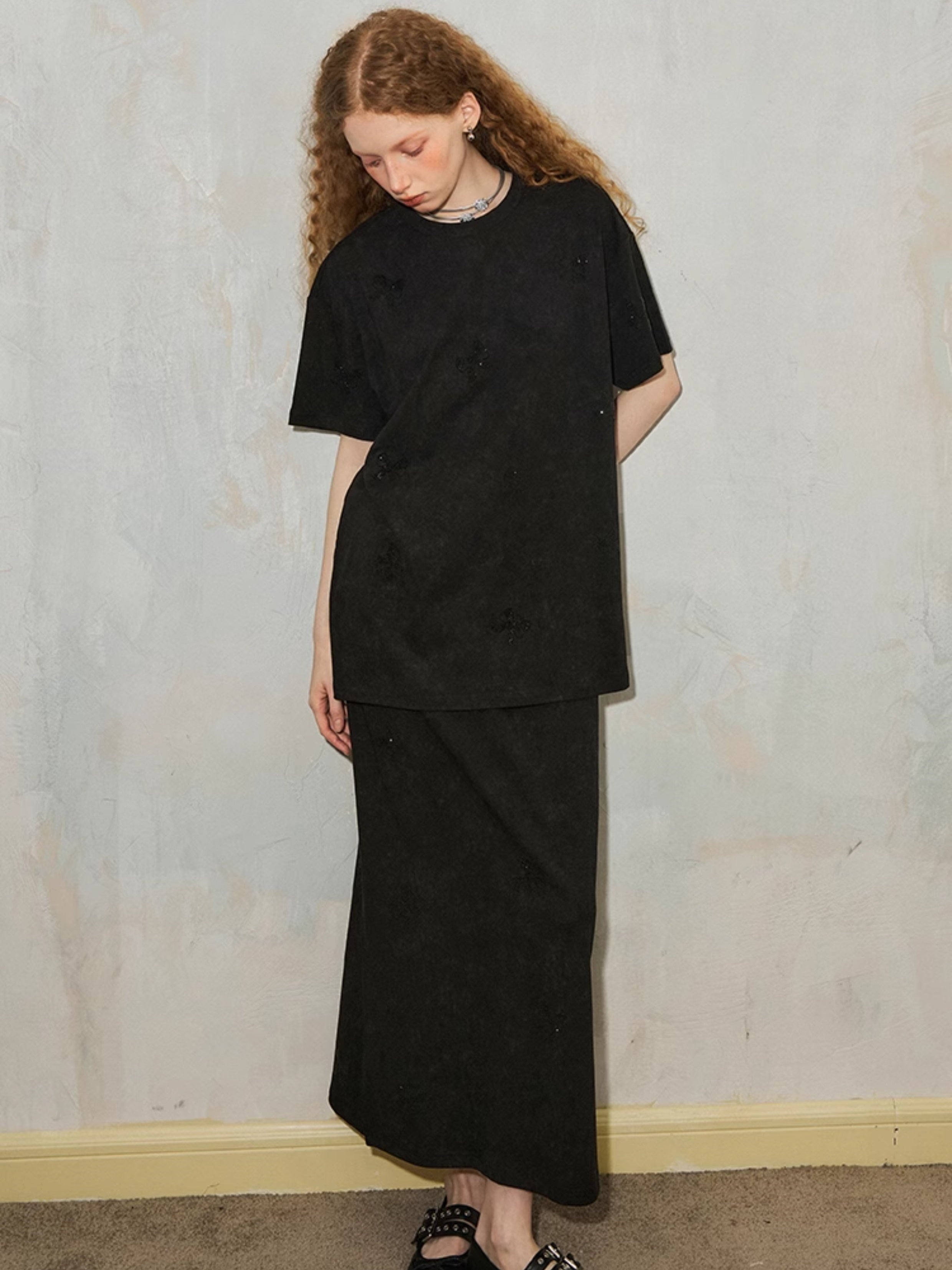 Ribbon Print Round Neck T-Shirt & Fit Slit Long Skirt