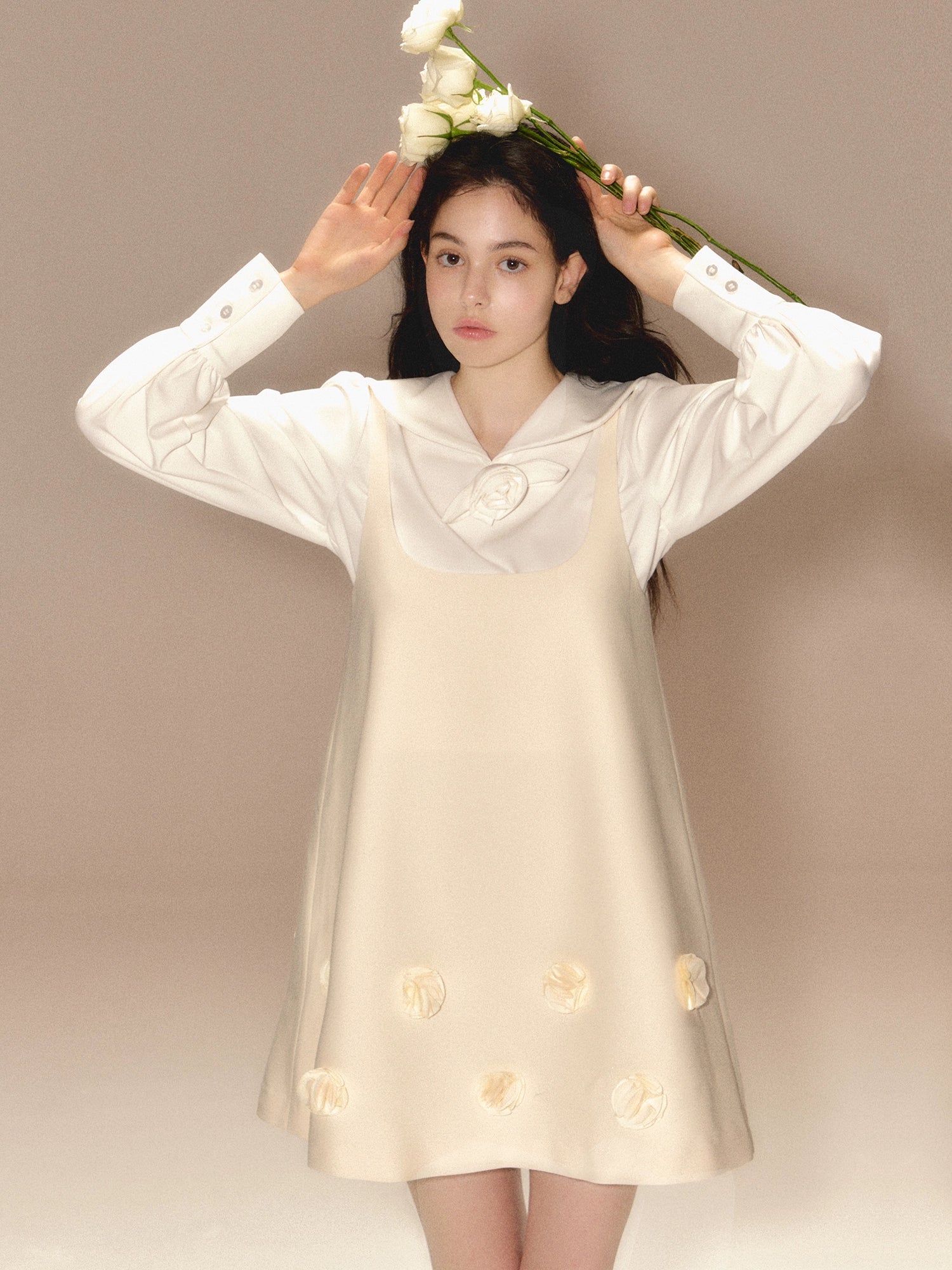 광택 있는 입체 플라워 서스펜더 원피스